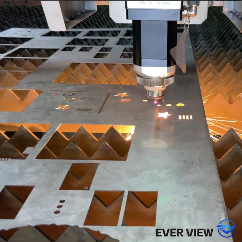 Laserleikkauskoneet mahdollistavat laitteiston käsittelyn; EVER VIEW saavuttaa pienten laitteistotuotteiden erätarkkuuden.